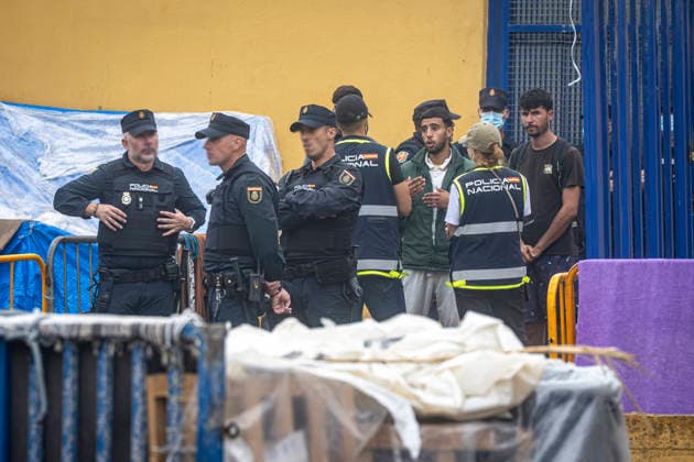 The migrants evicted from El Trampolín are divided between those who return to Morocco and those who prefer to register. National Police officers intervene during the eviction of the group of migrants gathered on El Trampolín Beach on October 4, 2026, in Ceuta, Spain. The National Police escort buses full of migrants evicted from El Trampolín Beach toward the Tarajal border area, where some choose to stay at the Temporary Reception Center for Foreigners (CATE) in order to be registered and subsequently accommodated, while others prefer to return to Morocco on foot and voluntarily. OCTOBER 4, 2026 PIXELATED MIGRATION CRISIS Ceuta Ceuta Spain  Copyright: xMarcosxMorenox 7820120