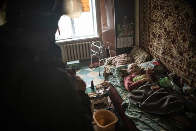 Aftermath of Russian attack on Ukraine s Kramatorsk KRAMATORSK, UKRAINE - OCTOBER 4: A Ukrainian firefighter assists a woman with reduced mobility following several Russian attacks on a residential building in Kramatorsk, Ukraine, 4 October 2026 Diego Herrera Carcedo Anadolu Kramatorsk Ukraine. Editorial use only. Please get in touch for any other usage.  Copyright: x2026xAnadoluxDiegoxHerreraxCarcedox