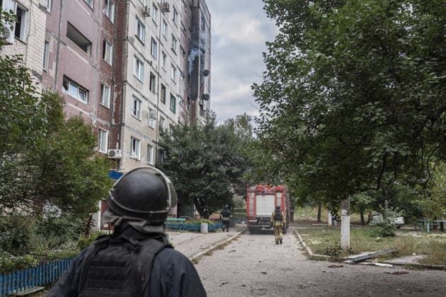 Aftermath of Russian attack on Ukraine s Kramatorsk KRAMATORSK, UKRAINE - OCTOBER 4: Ukrainian firefighters try to put out a fire following several Russian attacks on a residential area in Kramatorsk, Ukraine, 4 October 2026 Diego Herrera Carcedo Anadolu Kramatorsk Ukraine. Editorial use only. Please get in touch for any other usage.  Copyright: x2026xAnadoluxDiegoxHerreraxCarcedox