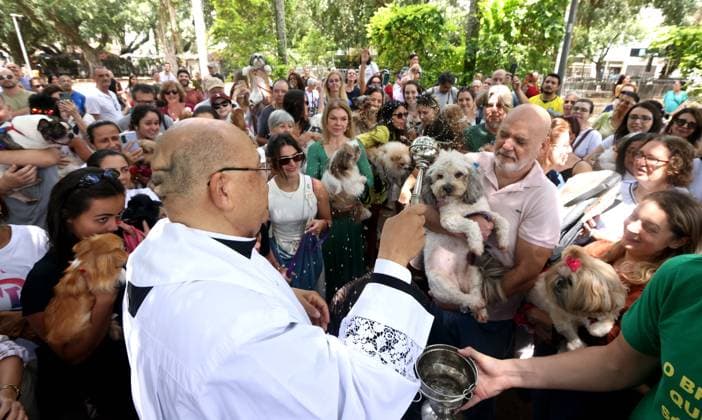 October 4, 2026, Rio De Janeiro, Rio De Janeiro, Brazil: PADRE JORGE LUIZ NEVES PEREIRA DA SILVA blessed over 100 pets who gathered at Praca Nossa Senhora da Paz in Ipanema, spreading prayers and holy water, as Nossa Senhora da Paz Church celebrated the Feast of St. Francis of Assisi with the traditional Blessing of the Animals honoring the patron saint of ecology and all creatures great and small. Rio De Janeiro Brazil  - ZUMAk251 20261004_znp_k251_011 Copyright: xBobxKarpx