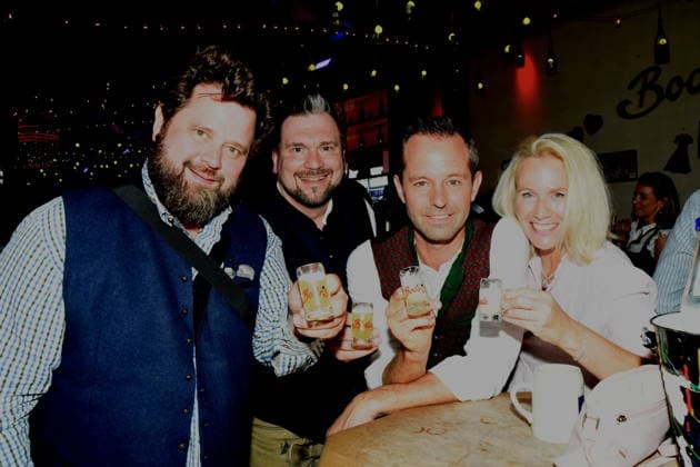 München 04.10. 2026 Theresienwiesn Oktoberfest im Bodos Cafe Bar Zelt Otto Lindinger Bodos Cafe Bar Antoine Monot Junj. Schauspieler Matthias Stolz Narrhalla Präsident Otto Lindinger Bodos Cafe Bar Zelt Wirt Stefanie Sick Foto München