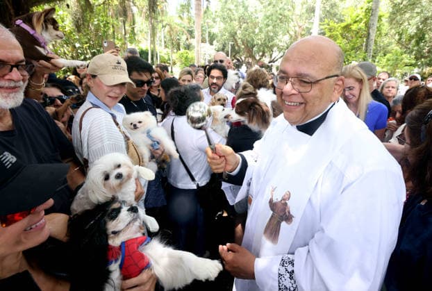 October 4, 2026, Rio De Janeiro, Rio De Janeiro, Brazil: Padre JORGE LUIZ NEVES PEREIRA DA SILVA blessed over 100 pets who gathered at Praca Nossa Senhora da Paz in Ipanema, spreading prayers and holy water, as Nossa Senhora da Paz Church celebrated the Feast of St. Francis of Assisi with the traditional Blessing of the Animals honoring the patron saint of ecology and all creatures great and small. Rio De Janeiro Brazil - ZUMAk251 20261004_znp_k251_014 Copyright: xBobxKarpx