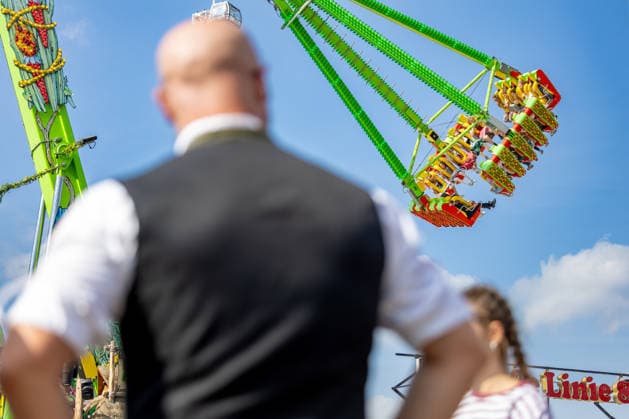 News Bilder des Tages Oktoberfest 2026 in München 04.10.2026: Ein Mann in Tracht blickt auf ein Fahrgeschäft auf dem Oktoberfest. Das 191. Oktoberfest fand 2026 vom 19. September bis 4. Oktober auf der Theresienwiese statt. Das Münchner Oktoberfest zählt zu den größten Volksfesten der Welt und zieht jährlich Millionen Besucher aus Deutschland und dem Ausland an. Muenchen Theresienwiese Bayern Deutschland