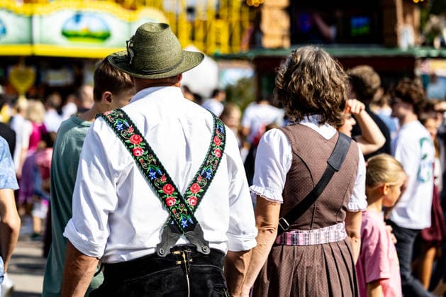 Oktoberfest 2026 in München 04.10.2026: Ein älteres Paar besucht gemeinsam in Tracht das Oktoberfest am letzten Wiesensonntag. Das 191. Oktoberfest fand 2026 vom 19. September bis 4. Oktober auf der Theresienwiese statt. Das Münchner Oktoberfest zählt zu den größten Volksfesten der Welt und zieht jährlich Millionen Besucher aus Deutschland und dem Ausland an. Muenchen Theresienwiese Bayern Deutschland