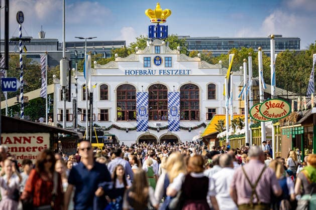 Oktoberfest 2026 in München 04.10.2026: Das Hofbräu-Festzelt auf dem Oktoberfest mit zahlreichen Besucherinnen und Besuchern auf dem Festgelände am letzten Wiesnsonntag. Das 191. Oktoberfest fand 2026 vom 19. September bis 4. Oktober auf der Theresienwiese statt. Das Münchner Oktoberfest zählt zu den größten Volksfesten der Welt und zieht jährlich Millionen Besucher aus Deutschland und dem Ausland an. Muenchen Theresienwiese Bayern Deutschland