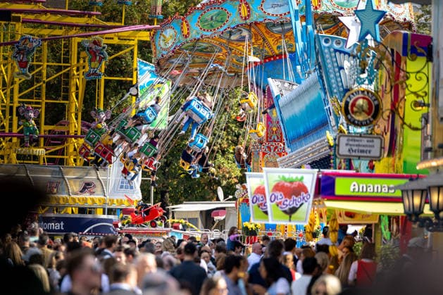 Oktoberfest 2026 in München 04.10.2026: Zahlreiche Besucherinnen und Besucher zwischen Fahrgeschäften auf dem Oktoberfest. Das 191. Oktoberfest fand 2026 vom 19. September bis 4. Oktober auf der Theresienwiese statt. Das Münchner Oktoberfest zählt zu den größten Volksfesten der Welt und zieht jährlich Millionen Besucher aus Deutschland und dem Ausland an. Muenchen Theresienwiese Bayern Deutschland