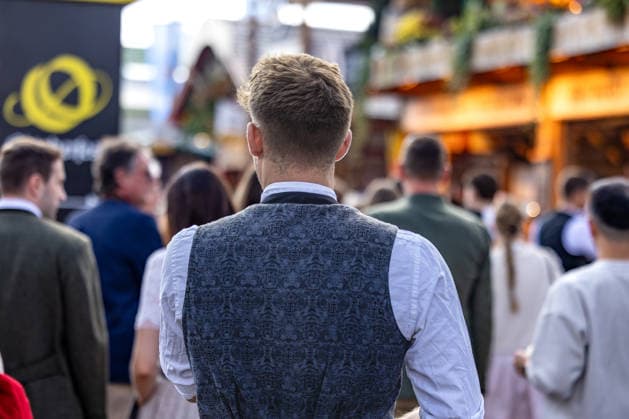 Oktoberfest 2026 in München 04.10.2026: Ein Besucher in traditioneller Trachtenmode mit aufwendig gemusterter Weste auf dem Festgelände. Das 191. Oktoberfest fand 2026 vom 19. September bis 4. Oktober auf der Theresienwiese statt. Das Münchner Oktoberfest zählt zu den größten Volksfesten der Welt und zieht jährlich Millionen Besucher aus Deutschland und dem Ausland an. Muenchen Theresienwiese Bayern Deutschland