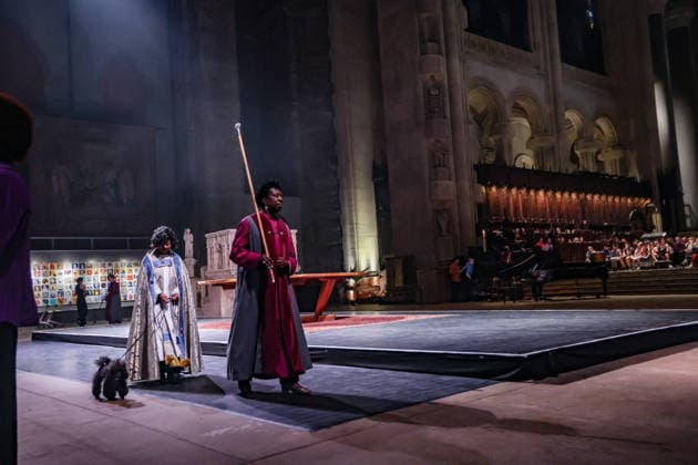 News Bilder des Tages October 4, 2026, New York, New York, United States: The Very Reverend WINNIE VARGHESE, Dean of the Cathedral of St. John the Divine, walks through the nave with her dog Cashew after delivering a sermon during the Blessing of the Earth and Animals at the Cathedral in New York. The annual St. Francis Day celebration honours animals, creation and the natural world. New York United States  - ZUMAo116 20261004_znp_o116_030 Copyright: xBiancaxOterox