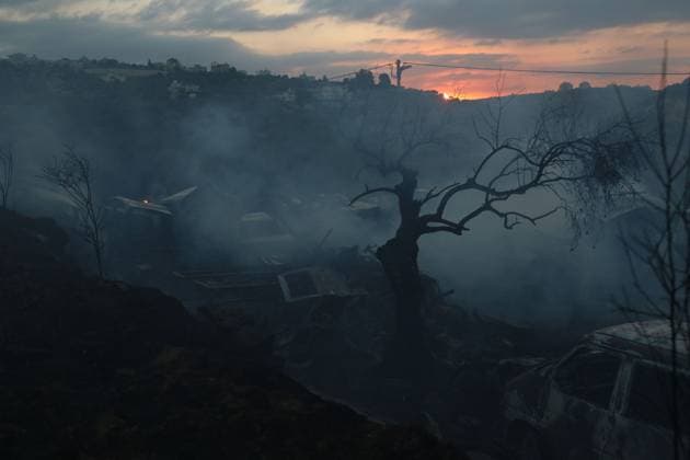 News Bilder des Tages Israeli Settlers Set Fire To Olive Trees And Car Scrap Yard Near Silwad SILWAD, WEST BANK, PALESTINE OCTOBER 4, 2026: Israeli settlers set fire to olive trees and a car scrap yard between the villages of Ein Yabrud and Silwad, according to the information provided. The owner of the repair shop said more than 50 cars were destroyed in the fire. The incident occurred amid ongoing attacks targeting Palestinian property and agricultural land in the area. Fires affecting olive trees and other Palestinian property have also been reported in areas around Silwad. Ramallah Palestine, State of Copyright: x xSalmanxMohsenxAlkhatibx xJNAxPressx