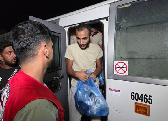 Five Released Prisoners Arrive at Nasser Medical Complex in Khan Younis Five released Palestinian prisoners arrive aboard vehicles of the International Committee of the Red Cross (ICRC) at Nasser Medical Complex in Khan Younis, southern Gaza Strip, on October 4, 2026. The prisoners were released from Israeli jails. Photo by Tariq Mohammad APA Images Khan Yunis Gaza Strip Palestinian Territory 041026_Khan_Yunis_TM_2_00(7) Copyright: xapaimagesxTariqxMohammad xapaimagesx