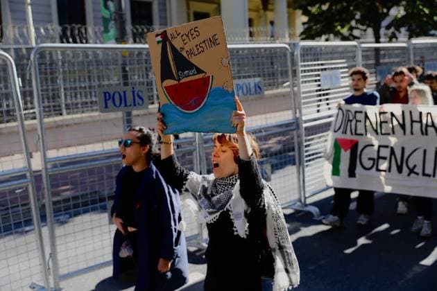 Pro-Palestinian Protesters March Through Istanbul ISTANBUL, TURKIYE, OCTOBER 4, 2026: Demonstrators from left-wing and socialist organizations march from Taksim toward Dolmabahce in Istanbul in solidarity with Palestinians. Participants carried Palestinian flags and chanted slogans while protesting Israel™s military operations in Gaza and calling attention to the humanitarian situation facing Palestinians. Istanbul Türkiye Copyright: x xDilaraxAcikgozx xJNAxPressx