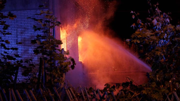 Dramatischer Wohnhausbrand am Sonntagabend im Erzgebirge Ð eine Rettung in allerletzter Sekunde. Gegen 21:30 Uhr wurden die Feuerwehren aus Tannenberg, Geyer und Ehrenfriedersdorf zum Vollbrand eines Wohnhauses am Sportplatz in Tannenberg bei Annaberg-Buchholz alarmiert. Dass hier höchste Eile geboten war, wussten die Kameraden. Doch wie extrem die Situation vor Ort tatsächlich war, zeigen die Aufnahmen.Das Erdgeschoss des Wohnhauses stand bereits in Vollbrand. Die Flammen griffen innerhalb kürzester Zeit auf das Ober- und Dachgeschoss über. Für den Bewohner blieb als letzter Fluchtweg nur noch das Dach. Als die Kameraden eintrafen, befand sich der Hauseigentümer in extrem dichtem Rauch und unmittelbar am brennenden Dachstuhl mitten auf dem