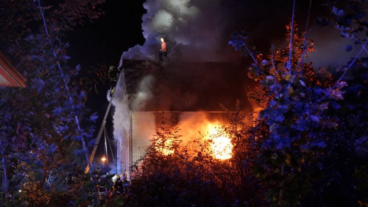 Dramatischer Wohnhausbrand am Sonntagabend im Erzgebirge Ð eine Rettung in allerletzter Sekunde. Gegen 21:30 Uhr wurden die Feuerwehren aus Tannenberg, Geyer und Ehrenfriedersdorf zum Vollbrand eines Wohnhauses am Sportplatz in Tannenberg bei Annaberg-Buchholz alarmiert. Dass hier höchste Eile geboten war, wussten die Kameraden. Doch wie extrem die Situation vor Ort tatsächlich war, zeigen die Aufnahmen.Das Erdgeschoss des Wohnhauses stand bereits in Vollbrand. Die Flammen griffen innerhalb kürzester Zeit auf das Ober- und Dachgeschoss über. Für den Bewohner blieb als letzter Fluchtweg nur noch das Dach. Als die Kameraden eintrafen, befand sich der Hauseigentümer in extrem dichtem Rauch und unmittelbar am brennenden Dachstuhl mitten auf dem