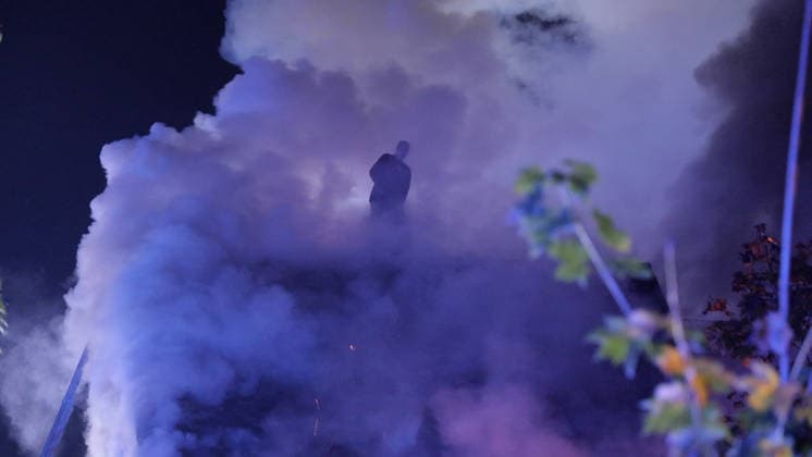 Dramatischer Wohnhausbrand am Sonntagabend im Erzgebirge Ð eine Rettung in allerletzter Sekunde. Gegen 21:30 Uhr wurden die Feuerwehren aus Tannenberg, Geyer und Ehrenfriedersdorf zum Vollbrand eines Wohnhauses am Sportplatz in Tannenberg bei Annaberg-Buchholz alarmiert. Dass hier höchste Eile geboten war, wussten die Kameraden. Doch wie extrem die Situation vor Ort tatsächlich war, zeigen die Aufnahmen.Das Erdgeschoss des Wohnhauses stand bereits in Vollbrand. Die Flammen griffen innerhalb kürzester Zeit auf das Ober- und Dachgeschoss über. Für den Bewohner blieb als letzter Fluchtweg nur noch das Dach. Als die Kameraden eintrafen, befand sich der Hauseigentümer in extrem dichtem Rauch und unmittelbar am brennenden Dachstuhl mitten auf dem