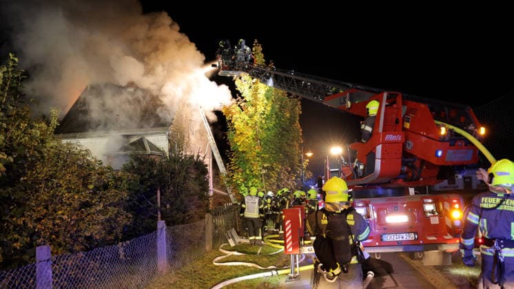 Dramatischer Wohnhausbrand am Sonntagabend im Erzgebirge Ð eine Rettung in allerletzter Sekunde. Gegen 21:30 Uhr wurden die Feuerwehren aus Tannenberg, Geyer und Ehrenfriedersdorf zum Vollbrand eines Wohnhauses am Sportplatz in Tannenberg bei Annaberg-Buchholz alarmiert. Dass hier höchste Eile geboten war, wussten die Kameraden. Doch wie extrem die Situation vor Ort tatsächlich war, zeigen die Aufnahmen.Das Erdgeschoss des Wohnhauses stand bereits in Vollbrand. Die Flammen griffen innerhalb kürzester Zeit auf das Ober- und Dachgeschoss über. Für den Bewohner blieb als letzter Fluchtweg nur noch das Dach. Als die Kameraden eintrafen, befand sich der Hauseigentümer in extrem dichtem Rauch und unmittelbar am brennenden Dachstuhl mitten auf dem