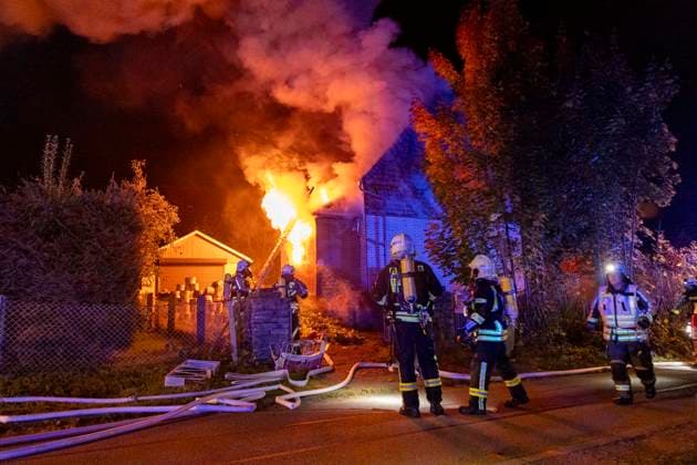 Dramatischer Wohnhausbrand am Sonntagabend im Erzgebirge eine Rettung in allerletzter Sekunde. Gegen 21:30 Uhr wurden die Feuerwehren aus Tannenberg, Geyer und Ehrenfriedersdorf zum Vollbrand eines Wohnhauses am Sportplatz in Tannenberg bei Annaberg-Buchholz alarmiert. Dass hier höchste Eile geboten war, wussten die Kameraden. Doch wie extrem die Situation vor Ort tatsächlich war, zeigen die Aufnahmen.Das Erdgeschoss des Wohnhauses stand bereits in Vollbrand. Die Flammen griffen innerhalb kürzester Zeit auf das Ober- und Dachgeschoss über. Für den Bewohner blieb als letzter Fluchtweg nur noch das Dach. Als die Kameraden eintrafen, befand sich der Hauseigentümer in extrem dichtem Rauch und unmittelbar am brennenden Dachstuhl mitten