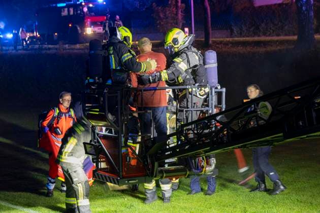 Dramatischer Wohnhausbrand am Sonntagabend im Erzgebirge eine Rettung in allerletzter Sekunde. Gegen 21:30 Uhr wurden die Feuerwehren aus Tannenberg, Geyer und Ehrenfriedersdorf zum Vollbrand eines Wohnhauses am Sportplatz in Tannenberg bei Annaberg-Buchholz alarmiert. Dass hier höchste Eile geboten war, wussten die Kameraden. Doch wie extrem die Situation vor Ort tatsächlich war, zeigen die Aufnahmen.Das Erdgeschoss des Wohnhauses stand bereits in Vollbrand. Die Flammen griffen innerhalb kürzester Zeit auf das Ober- und Dachgeschoss über. Für den Bewohner blieb als letzter Fluchtweg nur noch das Dach. Als die Kameraden eintrafen, befand sich der Hauseigentümer in extrem dichtem Rauch und unmittelbar am brennenden Dachstuhl mitten