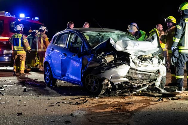 Schwerer Verkehrsunfall auf B428 Fahrer nach Kollision mit Rettungshubschrauber abtransportiert Am 04.10.2026 gegen 20:20 Uhr kam es auf der B428 Höhe Hackenheim zu einem schweren Verkehrsunfall mit zwei verletzten Fahrern. Ein PKW aus einer Seitenstraße kollidierte beim Abbiegevorgang mit der Fahrerseite eines zweiten Fahrzeugs. Nach Angaben von Alexander Jodeleit, Pressesprecher der Feuerwehr Bad Kreuznach, stellte die Feuerwehr den Brandschutz sicher, sicherte die Fahrzeuge und die Einsatzstelle und führte ein Batteriemanagement durch. Ein Fahrer wurde durch die Feuerwehr aus dem Fahrzeug befreit und mit einem Rettungshubschrauber abtransportiert. Die B428 war für die Dauer der Maßnahmen voll gesperrt. Hackenheim B428 Rheinland-