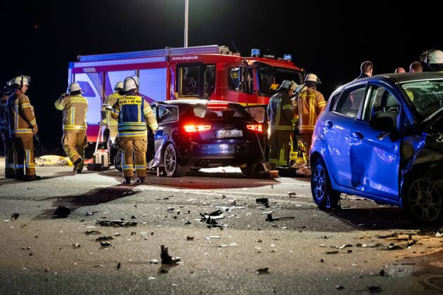 Schwerer Verkehrsunfall auf B428 Fahrer nach Kollision mit Rettungshubschrauber abtransportiert Am 04.10.2026 gegen 20:20 Uhr kam es auf der B428 Höhe Hackenheim zu einem schweren Verkehrsunfall mit zwei verletzten Fahrern. Ein PKW aus einer Seitenstraße kollidierte beim Abbiegevorgang mit der Fahrerseite eines zweiten Fahrzeugs. Nach Angaben von Alexander Jodeleit, Pressesprecher der Feuerwehr Bad Kreuznach, stellte die Feuerwehr den Brandschutz sicher, sicherte die Fahrzeuge und die Einsatzstelle und führte ein Batteriemanagement durch. Ein Fahrer wurde durch die Feuerwehr aus dem Fahrzeug befreit und mit einem Rettungshubschrauber abtransportiert. Die B428 war für die Dauer der Maßnahmen voll gesperrt. Hackenheim B428 Rheinland-
