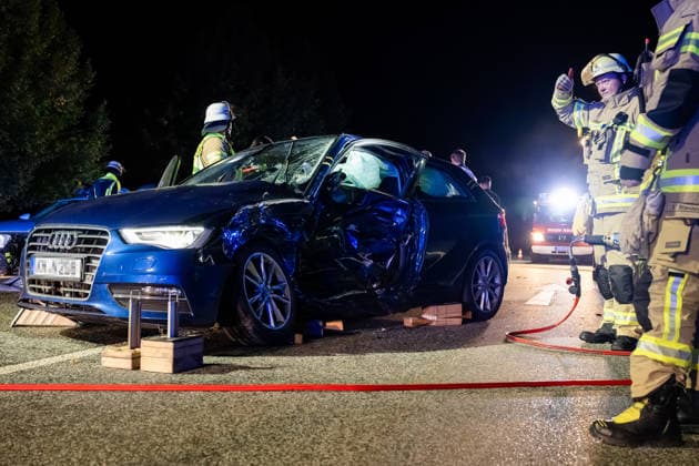 Schwerer Verkehrsunfall auf B428 Fahrer nach Kollision mit Rettungshubschrauber abtransportiert Am 04.10.2026 gegen 20:20 Uhr kam es auf der B428 Höhe Hackenheim zu einem schweren Verkehrsunfall mit zwei verletzten Fahrern. Ein PKW aus einer Seitenstraße kollidierte beim Abbiegevorgang mit der Fahrerseite eines zweiten Fahrzeugs. Nach Angaben von Alexander Jodeleit, Pressesprecher der Feuerwehr Bad Kreuznach, stellte die Feuerwehr den Brandschutz sicher, sicherte die Fahrzeuge und die Einsatzstelle und führte ein Batteriemanagement durch. Ein Fahrer wurde durch die Feuerwehr aus dem Fahrzeug befreit und mit einem Rettungshubschrauber abtransportiert. Die B428 war für die Dauer der Maßnahmen voll gesperrt. Hackenheim B428 Rheinland-