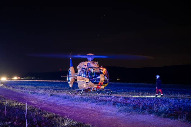 Schwerer Verkehrsunfall auf B428 Fahrer nach Kollision mit Rettungshubschrauber abtransportiert Am 04.10.2026 gegen 20:20 Uhr kam es auf der B428 Höhe Hackenheim zu einem schweren Verkehrsunfall mit zwei verletzten Fahrern. Ein PKW aus einer Seitenstraße kollidierte beim Abbiegevorgang mit der Fahrerseite eines zweiten Fahrzeugs. Nach Angaben von Alexander Jodeleit, Pressesprecher der Feuerwehr Bad Kreuznach, stellte die Feuerwehr den Brandschutz sicher, sicherte die Fahrzeuge und die Einsatzstelle und führte ein Batteriemanagement durch. Ein Fahrer wurde durch die Feuerwehr aus dem Fahrzeug befreit und mit einem Rettungshubschrauber abtransportiert. Die B428 war für die Dauer der Maßnahmen voll gesperrt. Hackenheim B428 Rheinland-