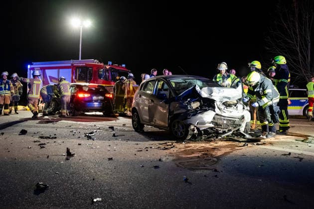 Schwerer Verkehrsunfall auf B428 Fahrer nach Kollision mit Rettungshubschrauber abtransportiert Am 04.10.2026 gegen 20:20 Uhr kam es auf der B428 Höhe Hackenheim zu einem schweren Verkehrsunfall mit zwei verletzten Fahrern. Ein PKW aus einer Seitenstraße kollidierte beim Abbiegevorgang mit der Fahrerseite eines zweiten Fahrzeugs. Nach Angaben von Alexander Jodeleit, Pressesprecher der Feuerwehr Bad Kreuznach, stellte die Feuerwehr den Brandschutz sicher, sicherte die Fahrzeuge und die Einsatzstelle und führte ein Batteriemanagement durch. Ein Fahrer wurde durch die Feuerwehr aus dem Fahrzeug befreit und mit einem Rettungshubschrauber abtransportiert. Die B428 war für die Dauer der Maßnahmen voll gesperrt. Hackenheim B428 Rheinland-