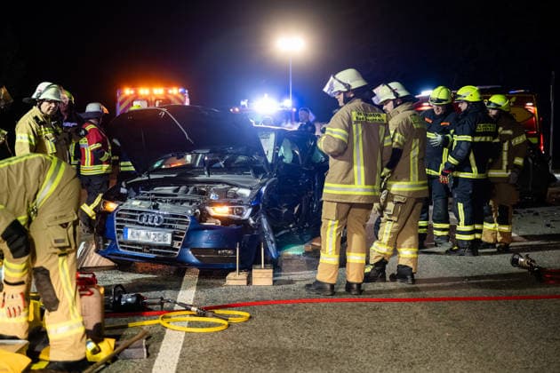 Schwerer Verkehrsunfall auf B428 Fahrer nach Kollision mit Rettungshubschrauber abtransportiert Am 04.10.2026 gegen 20:20 Uhr kam es auf der B428 Höhe Hackenheim zu einem schweren Verkehrsunfall mit zwei verletzten Fahrern. Ein PKW aus einer Seitenstraße kollidierte beim Abbiegevorgang mit der Fahrerseite eines zweiten Fahrzeugs. Nach Angaben von Alexander Jodeleit, Pressesprecher der Feuerwehr Bad Kreuznach, stellte die Feuerwehr den Brandschutz sicher, sicherte die Fahrzeuge und die Einsatzstelle und führte ein Batteriemanagement durch. Ein Fahrer wurde durch die Feuerwehr aus dem Fahrzeug befreit und mit einem Rettungshubschrauber abtransportiert. Die B428 war für die Dauer der Maßnahmen voll gesperrt. Hackenheim B428 Rheinland-