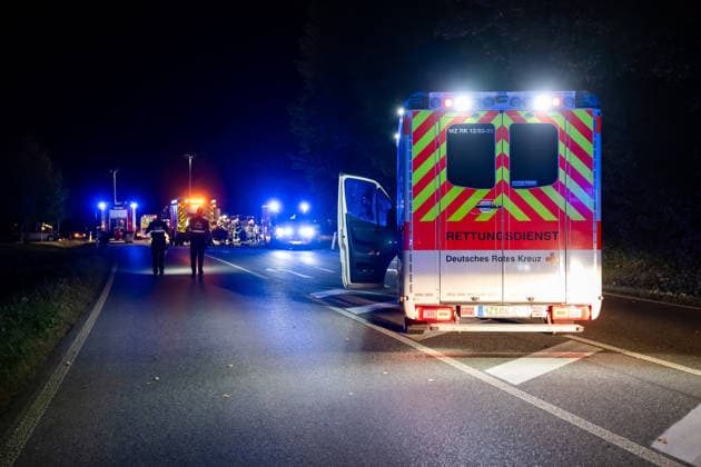 Schwerer Verkehrsunfall auf B428 Fahrer nach Kollision mit Rettungshubschrauber abtransportiert Am 04.10.2026 gegen 20:20 Uhr kam es auf der B428 Höhe Hackenheim zu einem schweren Verkehrsunfall mit zwei verletzten Fahrern. Ein PKW aus einer Seitenstraße kollidierte beim Abbiegevorgang mit der Fahrerseite eines zweiten Fahrzeugs. Nach Angaben von Alexander Jodeleit, Pressesprecher der Feuerwehr Bad Kreuznach, stellte die Feuerwehr den Brandschutz sicher, sicherte die Fahrzeuge und die Einsatzstelle und führte ein Batteriemanagement durch. Ein Fahrer wurde durch die Feuerwehr aus dem Fahrzeug befreit und mit einem Rettungshubschrauber abtransportiert. Die B428 war für die Dauer der Maßnahmen voll gesperrt. Hackenheim B428 Rheinland-