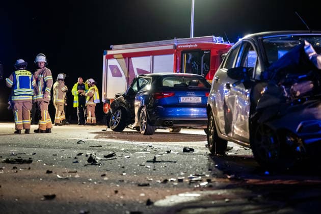 Schwerer Verkehrsunfall auf B428 Fahrer nach Kollision mit Rettungshubschrauber abtransportiert Am 04.10.2026 gegen 20:20 Uhr kam es auf der B428 Höhe Hackenheim zu einem schweren Verkehrsunfall mit zwei verletzten Fahrern. Ein PKW aus einer Seitenstraße kollidierte beim Abbiegevorgang mit der Fahrerseite eines zweiten Fahrzeugs. Nach Angaben von Alexander Jodeleit, Pressesprecher der Feuerwehr Bad Kreuznach, stellte die Feuerwehr den Brandschutz sicher, sicherte die Fahrzeuge und die Einsatzstelle und führte ein Batteriemanagement durch. Ein Fahrer wurde durch die Feuerwehr aus dem Fahrzeug befreit und mit einem Rettungshubschrauber abtransportiert. Die B428 war für die Dauer der Maßnahmen voll gesperrt. Hackenheim B428 Rheinland-