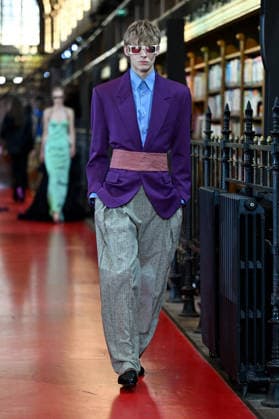 PFW Valentino Runway A model walks the runway at the Valentino show during Paris Fashion Week, in Paris, France on 4 October 2026. Photo by Julien Reynaud APS-Medias ABACAPRESS.COM Paris France  Copyright: xReynaudxJulien APS-Medias ABACAx
