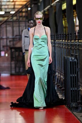 PFW Valentino Runway A model walks the runway at the Valentino show during Paris Fashion Week, in Paris, France on 4 October 2026. Photo by Julien Reynaud APS-Medias ABACAPRESS.COM Paris France  Copyright: xReynaudxJulien APS-Medias ABACAx