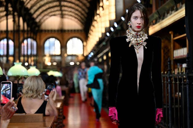 PFW Valentino Runway A model walks the runway at the Valentino show during Paris Fashion Week, in Paris, France on 4 October 2026. Photo by Julien Reynaud APS-Medias ABACAPRESS.COM Paris France  Copyright: xReynaudxJulien APS-Medias ABACAx