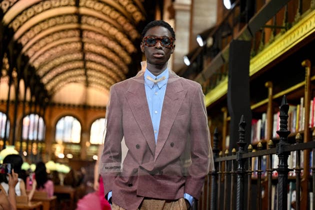 PFW Valentino Runway A model walks the runway at the Valentino show during Paris Fashion Week, in Paris, France on 4 October 2026. Photo by Julien Reynaud APS-Medias ABACAPRESS.COM Paris France  Copyright: xReynaudxJulien APS-Medias ABACAx