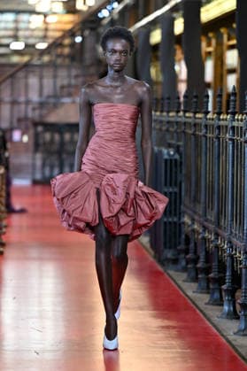 PFW Valentino Runway A model walks the runway at the Valentino show during Paris Fashion Week, in Paris, France on 4 October 2026. Photo by Julien Reynaud APS-Medias ABACAPRESS.COM Paris France  Copyright: xReynaudxJulien APS-Medias ABACAx