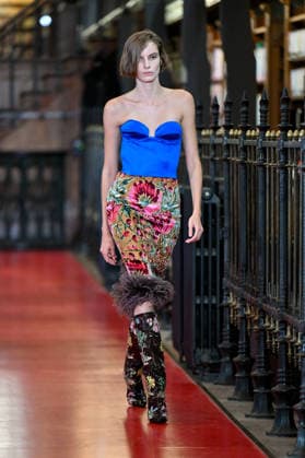 PFW Valentino Runway A model walks the runway at the Valentino show during Paris Fashion Week, in Paris, France on 4 October 2026. Photo by Julien Reynaud APS-Medias ABACAPRESS.COM Paris France  Copyright: xReynaudxJulien APS-Medias ABACAx