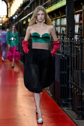 PFW Valentino Runway A model walks the runway at the Valentino show during Paris Fashion Week, in Paris, France on 4 October 2026. Photo by Julien Reynaud APS-Medias ABACAPRESS.COM Paris France  Copyright: xReynaudxJulien APS-Medias ABACAx