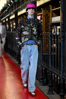 PFW Valentino Runway A model walks the runway at the Valentino show during Paris Fashion Week, in Paris, France on 4 October 2026. Photo by Julien Reynaud APS-Medias ABACAPRESS.COM Paris France  Copyright: xReynaudxJulien APS-Medias ABACAx
