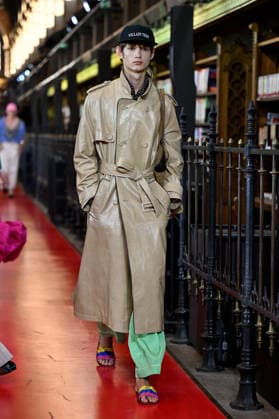 PFW Valentino Runway A model walks the runway at the Valentino show during Paris Fashion Week, in Paris, France on 4 October 2026. Photo by Julien Reynaud APS-Medias ABACAPRESS.COM Paris France  Copyright: xReynaudxJulien APS-Medias ABACAx