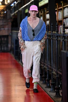 PFW Valentino Runway A model walks the runway at the Valentino show during Paris Fashion Week, in Paris, France on 4 October 2026. Photo by Julien Reynaud APS-Medias ABACAPRESS.COM Paris France  Copyright: xReynaudxJulien APS-Medias ABACAx