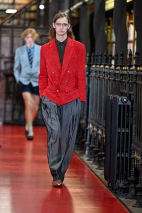 PFW Valentino Runway A model walks the runway at the Valentino show during Paris Fashion Week, in Paris, France on 4 October 2026. Photo by Julien Reynaud APS-Medias ABACAPRESS.COM Paris France  Copyright: xReynaudxJulien APS-Medias ABACAx