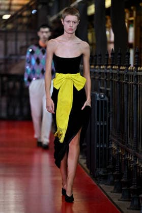 PFW Valentino Runway A model walks the runway at the Valentino show during Paris Fashion Week, in Paris, France on 4 October 2026. Photo by Julien Reynaud APS-Medias ABACAPRESS.COM Paris France  Copyright: xReynaudxJulien APS-Medias ABACAx