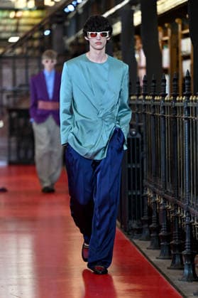 PFW Valentino Runway A model walks the runway at the Valentino show during Paris Fashion Week, in Paris, France on 4 October 2026. Photo by Julien Reynaud APS-Medias ABACAPRESS.COM Paris France  Copyright: xReynaudxJulien APS-Medias ABACAx