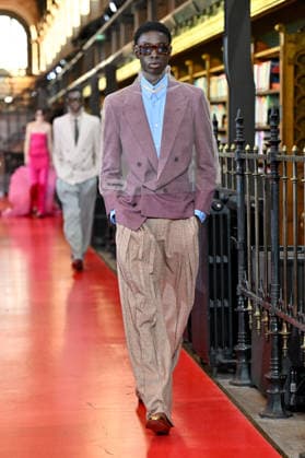 PFW Valentino Runway A model walks the runway at the Valentino show during Paris Fashion Week, in Paris, France on 4 October 2026. Photo by Julien Reynaud APS-Medias ABACAPRESS.COM Paris France  Copyright: xReynaudxJulien APS-Medias ABACAx