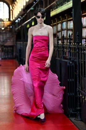 PFW Valentino Runway A model walks the runway at the Valentino show during Paris Fashion Week, in Paris, France on 4 October 2026. Photo by Julien Reynaud APS-Medias ABACAPRESS.COM Paris France  Copyright: xReynaudxJulien APS-Medias ABACAx