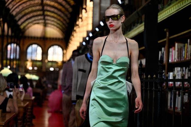 PFW Valentino Runway A model walks the runway at the Valentino show during Paris Fashion Week, in Paris, France on 4 October 2026. Photo by Julien Reynaud APS-Medias ABACAPRESS.COM Paris France  Copyright: xReynaudxJulien APS-Medias ABACAx