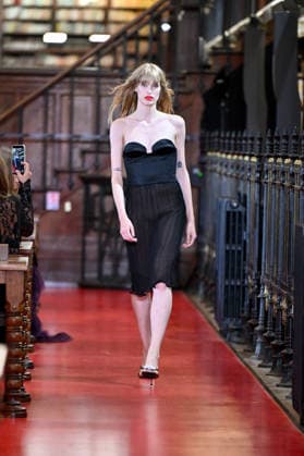 PFW Valentino Runway A model walks the runway at the Valentino show during Paris Fashion Week, in Paris, France on 4 October 2026. Photo by Julien Reynaud APS-Medias ABACAPRESS.COM Paris France  Copyright: xReynaudxJulien APS-Medias ABACAx