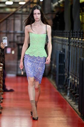 PFW Valentino Runway A model walks the runway at the Valentino show during Paris Fashion Week, in Paris, France on 4 October 2026. Photo by Julien Reynaud APS-Medias ABACAPRESS.COM Paris France  Copyright: xReynaudxJulien APS-Medias ABACAx