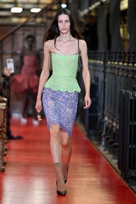 PFW Valentino Runway A model walks the runway at the Valentino show during Paris Fashion Week, in Paris, France on 4 October 2026. Photo by Julien Reynaud APS-Medias ABACAPRESS.COM Paris France  Copyright: xReynaudxJulien APS-Medias ABACAx