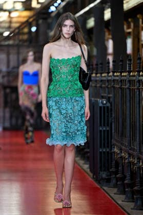 PFW Valentino Runway A model walks the runway at the Valentino show during Paris Fashion Week, in Paris, France on 4 October 2026. Photo by Julien Reynaud APS-Medias ABACAPRESS.COM Paris France  Copyright: xReynaudxJulien APS-Medias ABACAx