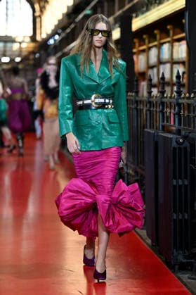PFW Valentino Runway A model walks the runway at the Valentino show during Paris Fashion Week, in Paris, France on 4 October 2026. Photo by Julien Reynaud APS-Medias ABACAPRESS.COM Paris France  Copyright: xReynaudxJulien APS-Medias ABACAx